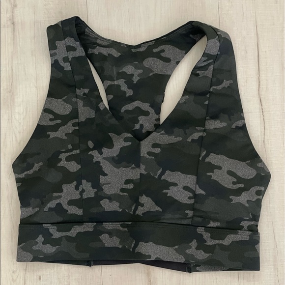 Fabletics half bra half crop top. All-way stretch - Picture 1 of 2